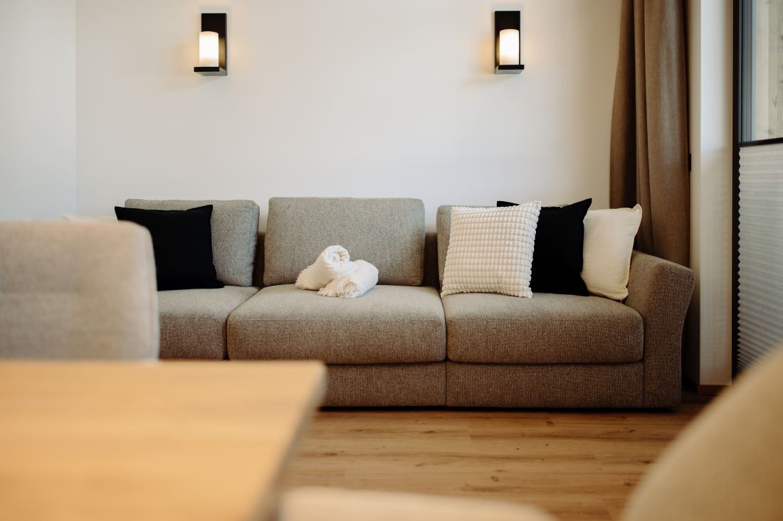 Gemütliche Couch zum Fernsehen und Genießen