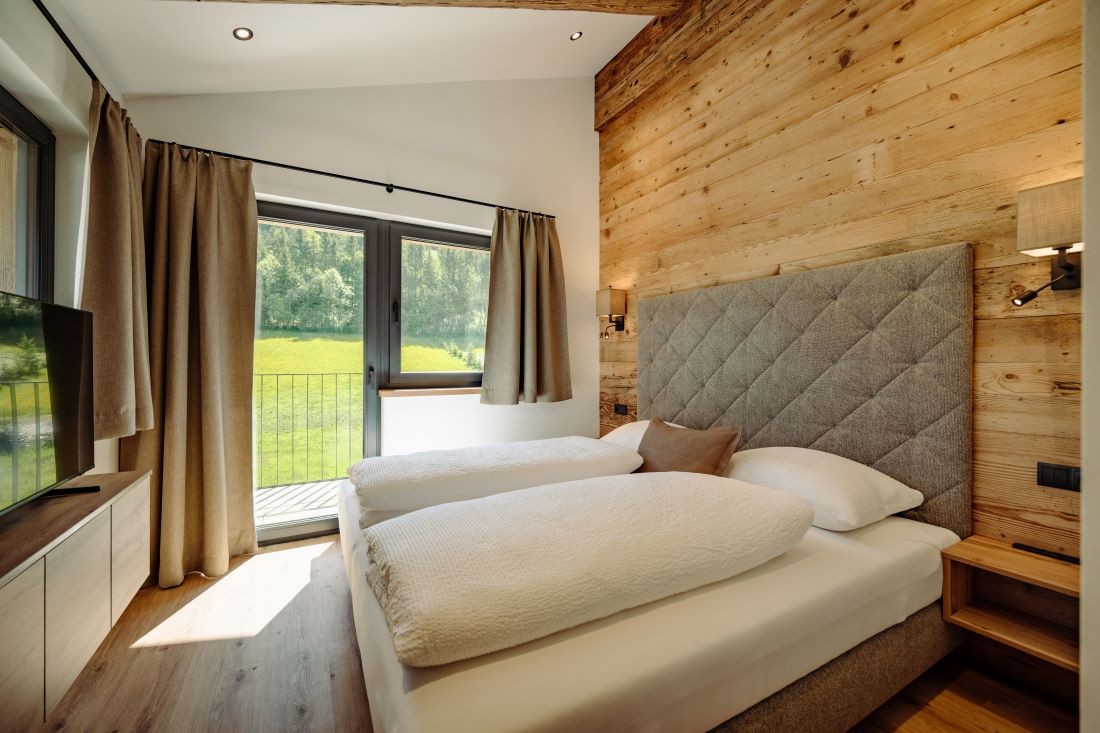 Geräumiges Schlafzimmer mit Doppelbett und Balkon