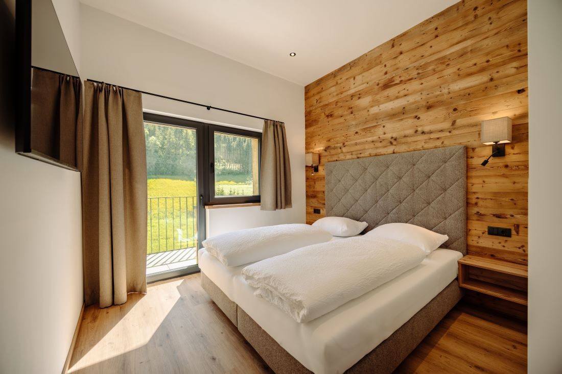 Geräumiges Schlafzimmer mit Doppelbett und Balkon