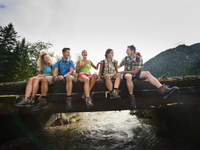 Kurze Rast beim Wandern im Flachautal © Flachau Tourismus_Markus Berger