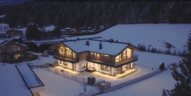 Drohnenflug &uuml;ber das Appartement Juma Flachau im Winter